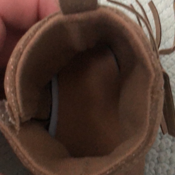 Girls’ metallic bronze baby booties. Size 9-12 Soft and comfortable. Velcro. - Picture 6 of 7